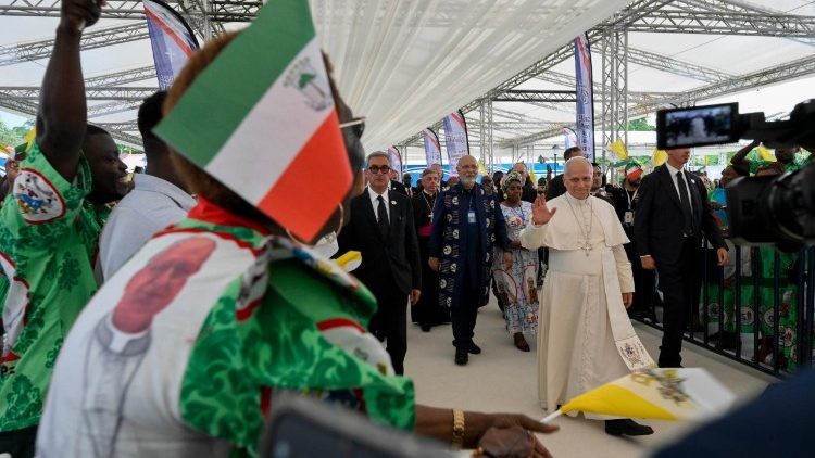 Đức Lêô XIV tại bệnh viện ở Guinea Xích Đạo: Những cử chỉ yêu thương nhỏ bé là “những bài thơ”