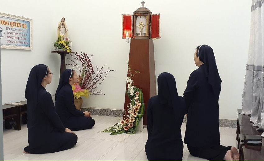Các nữ tu Khiết Tâm Đức Mẹ cầu nguyện trước Thánh Thể