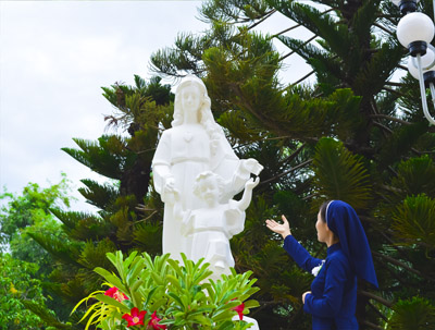 Chị nữ tu Khiết Tâm ngắm nhìn Mẹ Maria