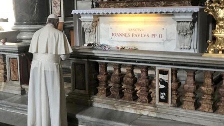 ĐTC Phanxicô cầu nguyện trước mộ thánh Gioan Phaolô II