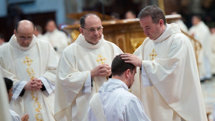 ĐTC chúc lành cho cuộc đọc kinh Mân Côi tiếp sức toàn cầu cầu nguyện cho các linh mục