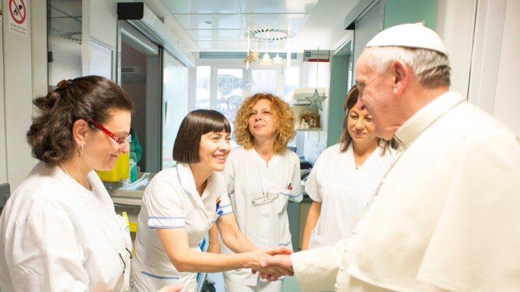 Đức Thánh Cha trong một buổi gặp gỡ các nhân viên y tế