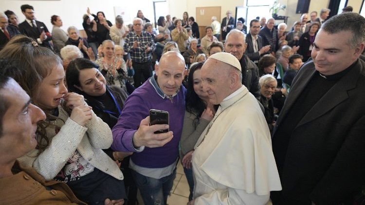 Đức Thánh Cha viếng thăm giáo xứ Thánh Phaolô Thánh giá  (Vatican Media)