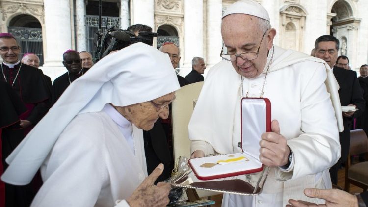 Một nữ tu được Đức Thánh Cha tặng huy chương Pro Ecclesia et Pontifice  (ANSA)