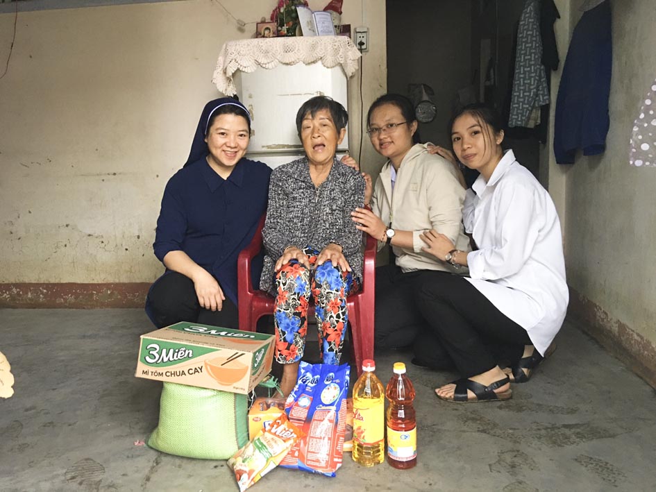Hội dòng Khiết Tâm Đức Mẹ Nha Trang: Lễ Giáng Sinh 2020 ấm áp cho người nghèo