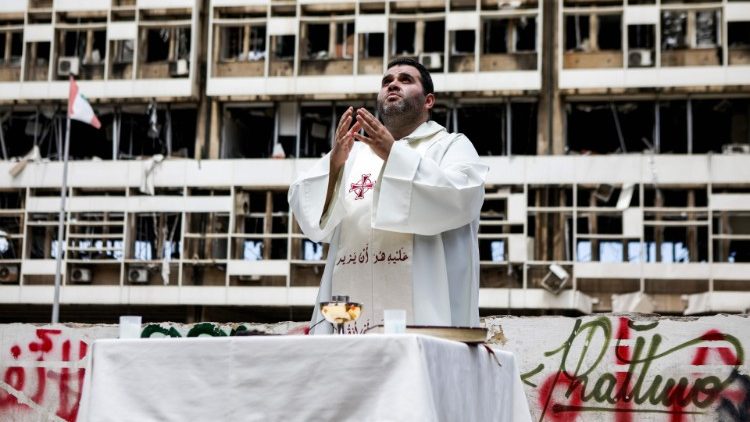 Linh mục dâng Thánh lễ tại đống đổ nát ở Beirut  (AFP or licensors)