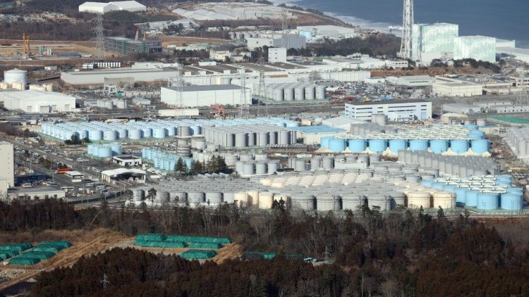 Các thùng chứa nước nhiễm phóng xạ ở nhà máy Fukushima  (ANSA)