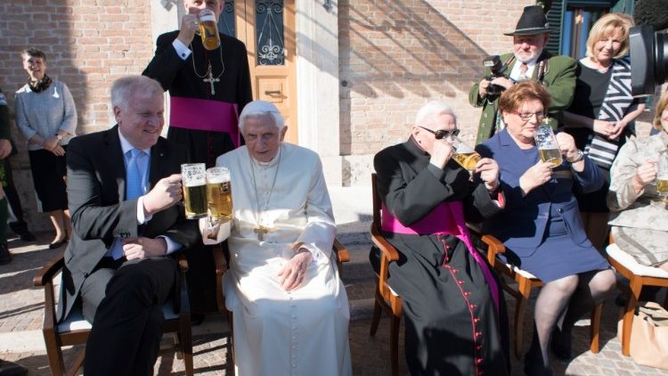 Đức nguyên Giáo hoàng Biển Đức mừng sinh nhật 90 với Đức ông bào huynh và những người thân