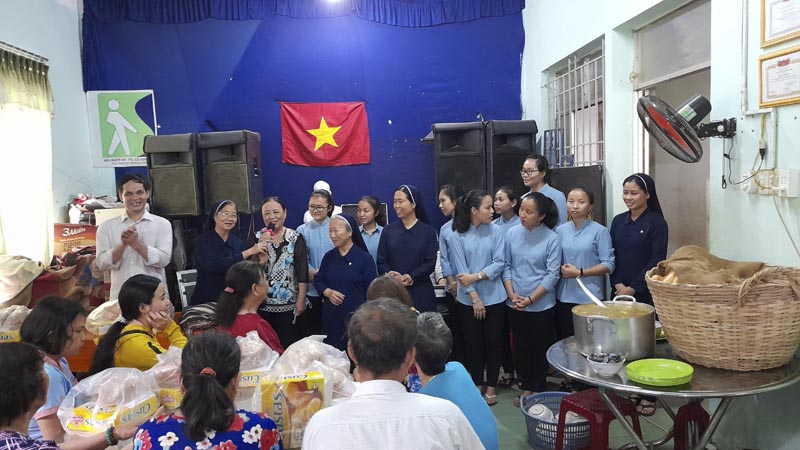 Các em Chuẩn Sinh Khiết Tâm Đức Mẹ thăm Hội Người Mù Thị xã Ninh Hòa