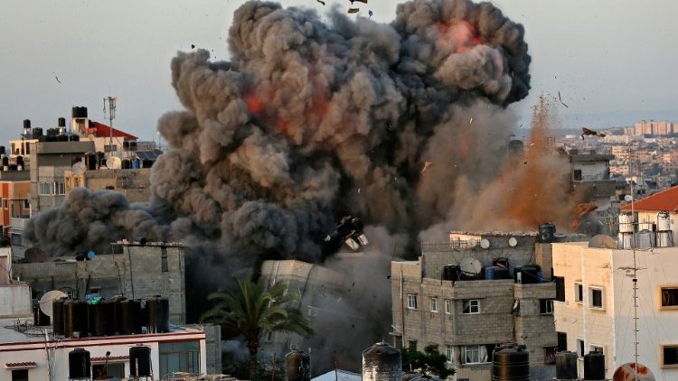 Một tòa nhà ở Gaza cháy nổ sau khi bị Israel dội bom  (AFP or licensors)