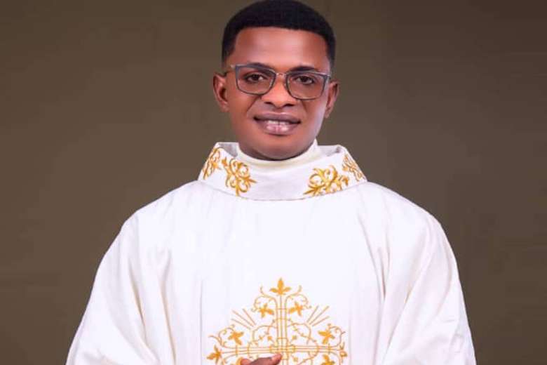 Cha Idris Mustapha, một thiếu niên Hồi giáo Nigeria trở thành linh mục