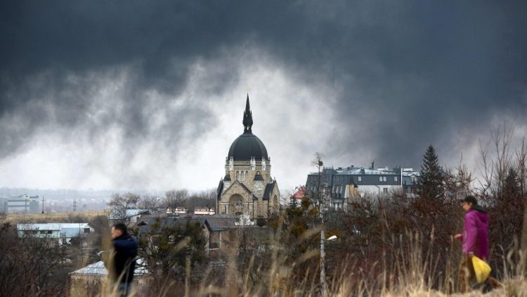 Một nhà thờ ở thành phố Lviv, Ucraina, dưới vòm khói của bom đạn  (AFP or licensors)