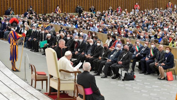 ĐTC tiếp Cộng đoàn Mục vụ Đức Mẹ Nước Mắt   (Vatican Media)