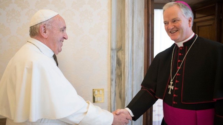 ĐTC Phanxicô và Đức cha Paul Tighe  (Vatican Media)