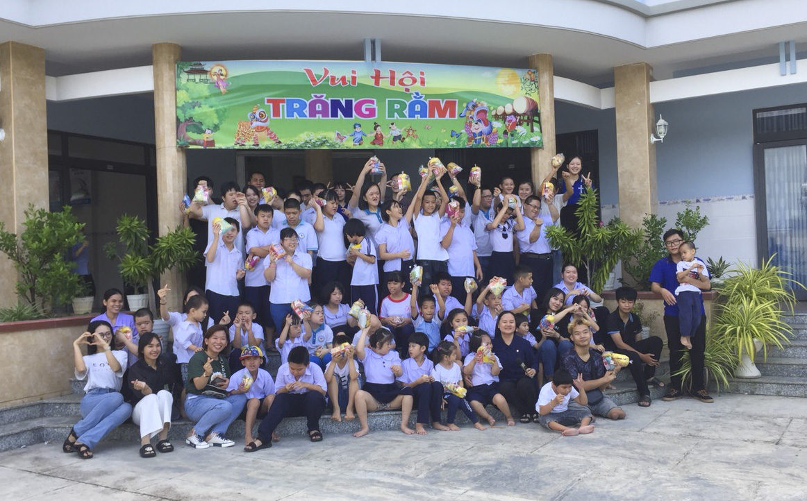 Các Sơ Khiết Tâm Đức Mẹ tặng quà Trung Thu các em học sinh khuyết tật trường Sao Mai – Nha Trang và Trường Tương Lai – Phan Rang.