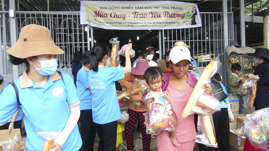 Ban Bác Ái Hội dòng Khiết Tâm Đức Mẹ chia sẻ Quà Mùa Chay đến bà con giáo xứ Lương Giang, Gp Nha Trang