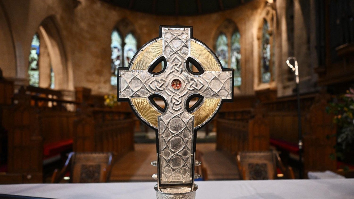 "Thánh Giá xứ Wales", có chạm hai mảnh Thánh Giá Chúa Giêsu, sẽ đi đầu đoàn rước đăng quang của Vua Charles III của Anh quốc  (AFP or licensors)