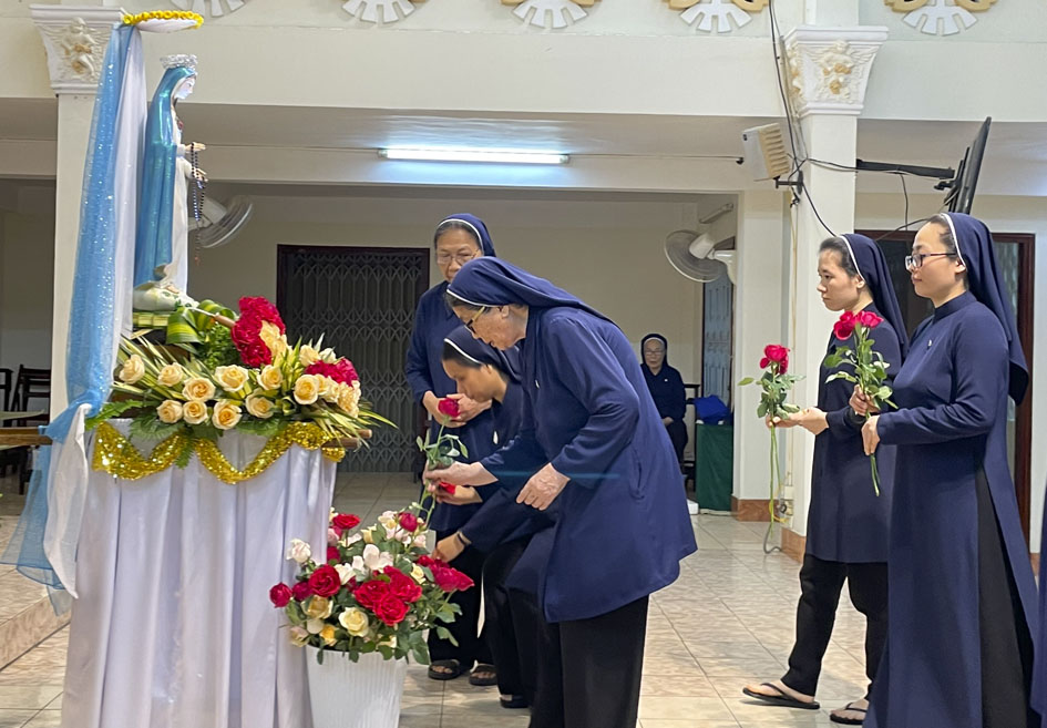 Các nữ tu Hội dòng Khiết Tâm Đức Mẹ dâng hoa lên Đức Mẹ