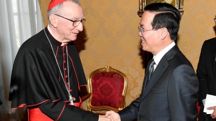 Đức Hồng y Quốc vụ khanh Tòa Thánh Pietro Parolin và Chủ tịch nước Việt Nam Võ Văn Thưởng  (ANSA)