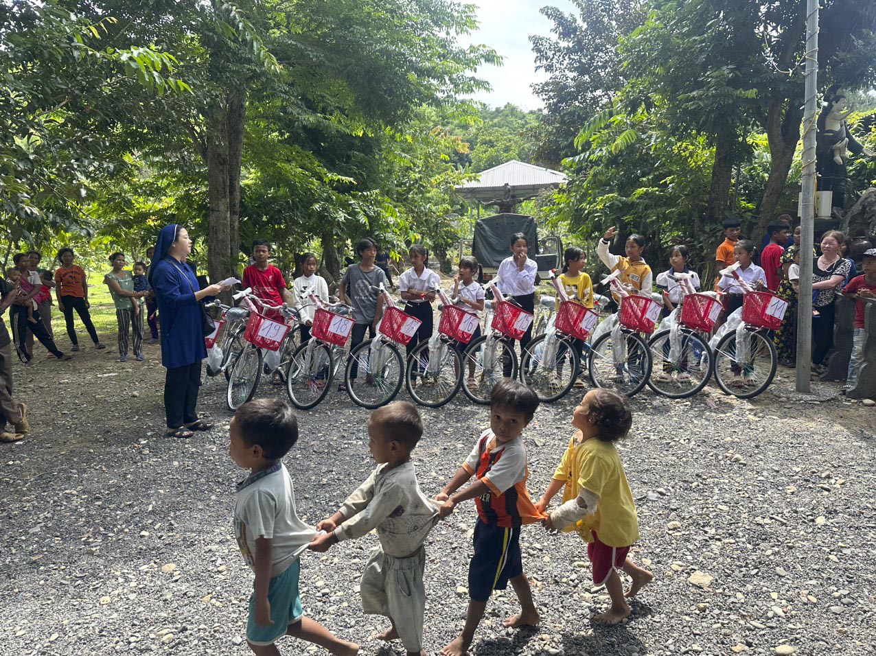 Hội dòng Khiết Tâm Đức Mẹ: Trao tặng 40 xe đạp cho học sinh đồng bào đầu năm học 2023-2024