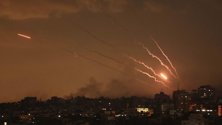 Hỏa tiễn được quân lính Palestine bắn sáng Isael  (AFP or licensors)