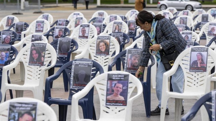 Những chiếc ghế có chân dung các con tin Israel bị Hamas bắt cóc được trưng bày tại Liên trụ sở Liên Hợp quốc ở Genève  (ANSA)