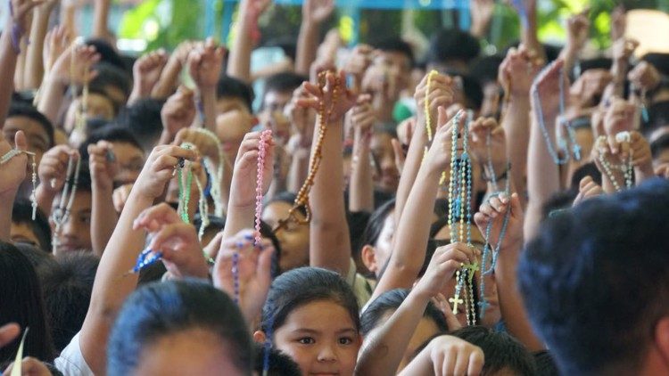 Các trẻ em Philippines tham gia chiến dịch Một triệu trẻ em đọc kinh Mân Côi