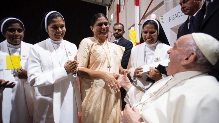 Sơ Nirmala (ở giữa) gặp Đức Thánh Cha khi ngài thăm Bahrein vào tháng 11 2022