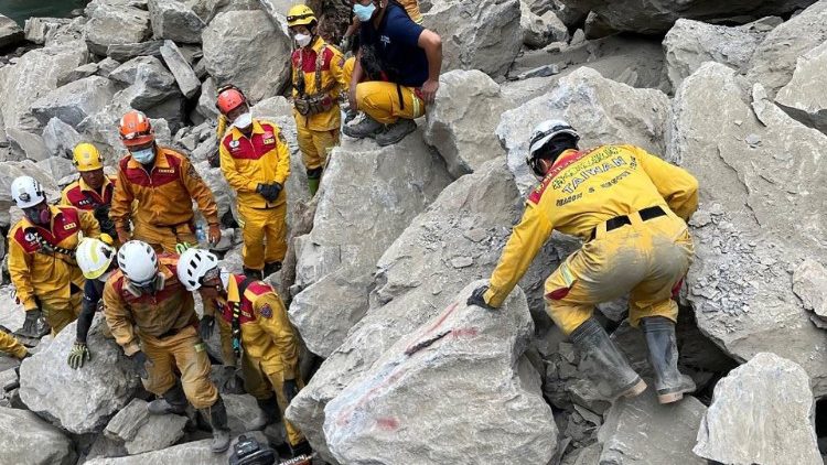 Các nhân viên cứu hộ đang tìm những người bị kẹt dưới các đống đổ nát  (CNA)