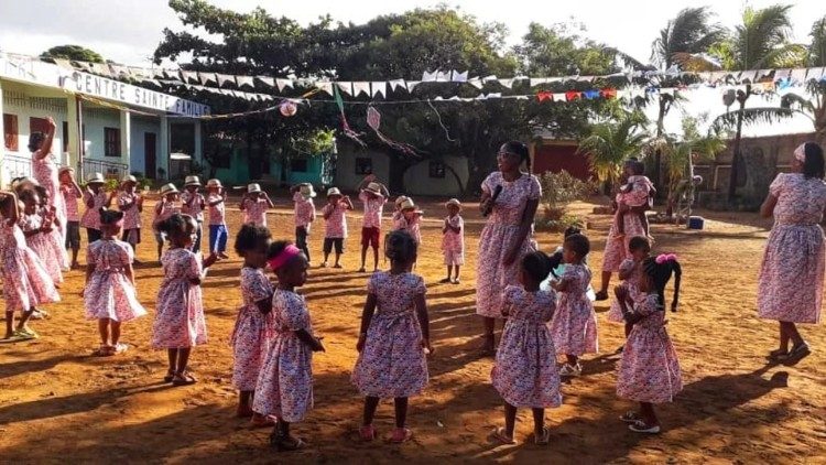 Cô Marie Bouchard chọn phục vụ những người nghèo nhất ở Madagascar