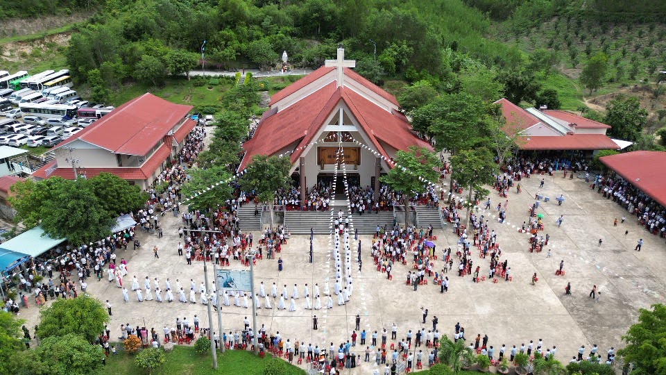 Giáo phận Nha Trang hành hương Đền Thánh Mẹ Nhân Lành kỉ niệm 67 năm thành lập Giáo phận Nha Trang (5/7/1057 - 5/7/2024)