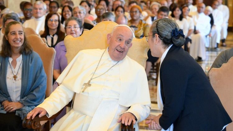 ĐTC Phanxicô gặp gỡ các tu sĩ dòng Thánh Tâm Chúa Giêsu và Mẹ Maria và các nữ tu Chúa Cứu Thế  (VATICAN MEDIA Divisione Foto)