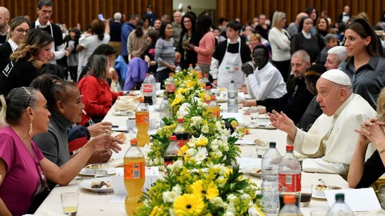 ĐTC Phanxicô ăn trưa với người nghèo vào Ngày Thế giới Người nghèo năm 2023  (VATICAN MEDIA Divisione Foto)