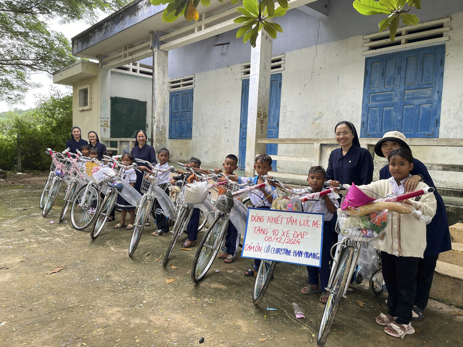 dong khiet tam duc me tang xe dap mua giáng sinh 2024 b