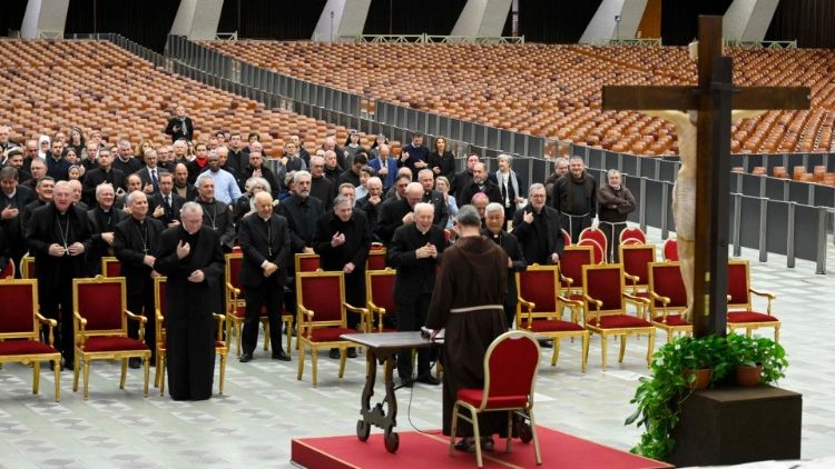 Cha Roberto Pasolini, giảng thuyết viên Phủ Giáo hoàng, giảng tĩnh tâm tại Hội trường Phaolô VI  (Vatican Media)