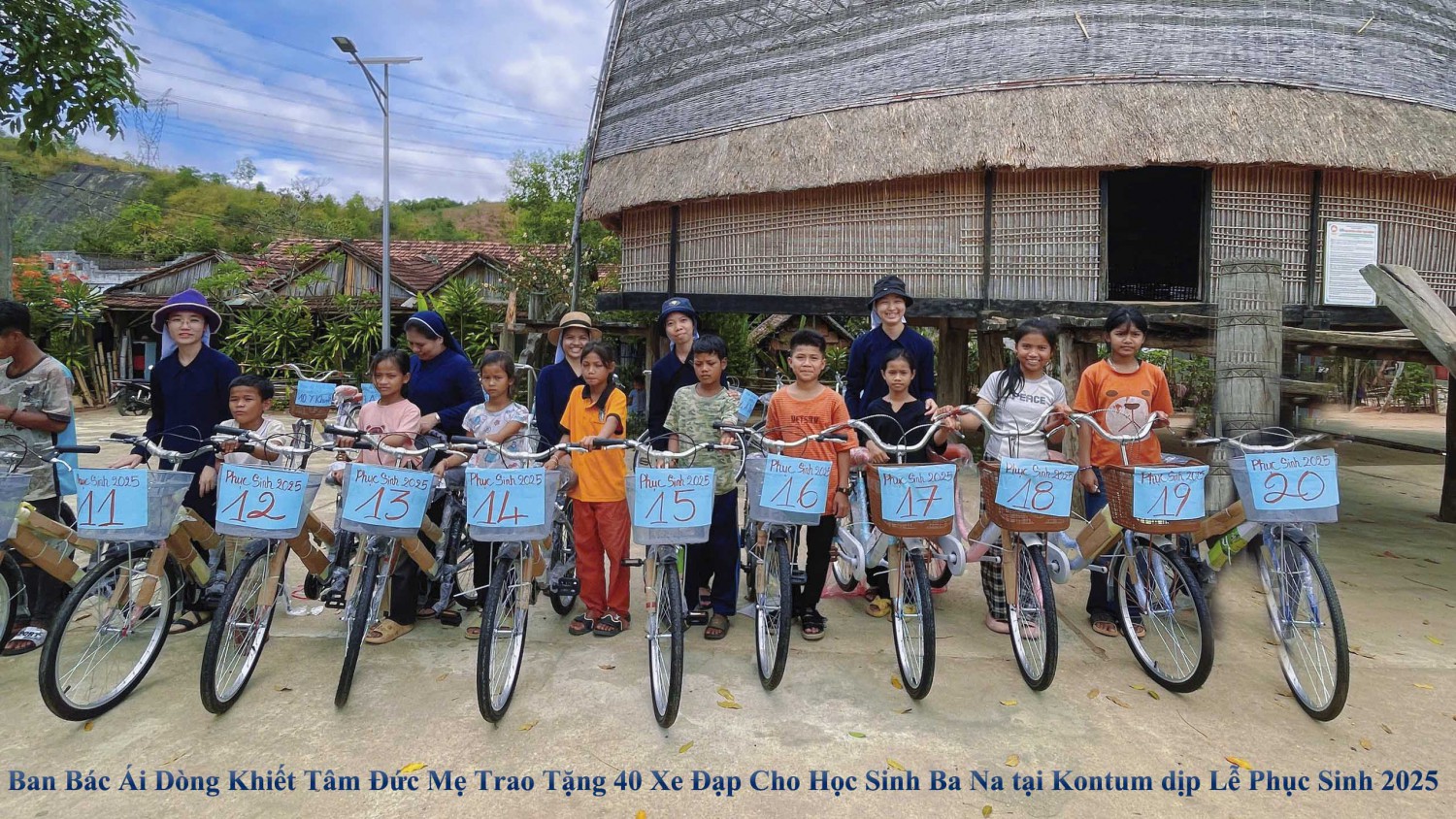 Hội dòng khiết Tâm đức Mẹ tặng xe dạp cho học sinh dân tộc phục sinh 2025 3