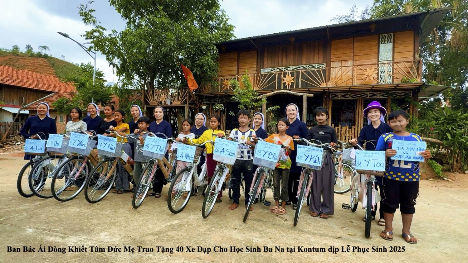 Hội dòng khiết Tâm đức Mẹ tặng xe dạp cho học sinh dân tộc phục sinh 2025 4