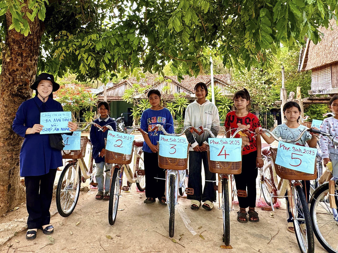 Sơ Maria Thiên Phúc trao tặng xe đạp cho học sinh Ba Na
