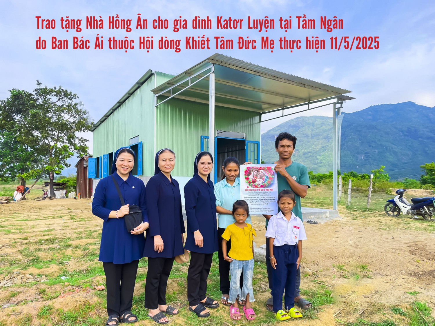 Trao tặng Nhà Hồng Ân cho gia đình Katơr Luyện tại Tầm Ngân do Ban Bác Ái Hội dòng Khiết Tâm Đức Mẹ thực hiện ​​​​​​​