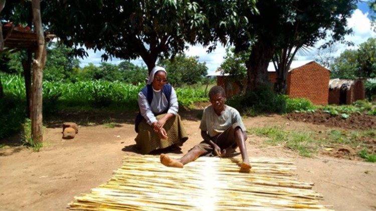 Sơ Mnyenyembe và một người làm việc trong dự án dệt chiếu