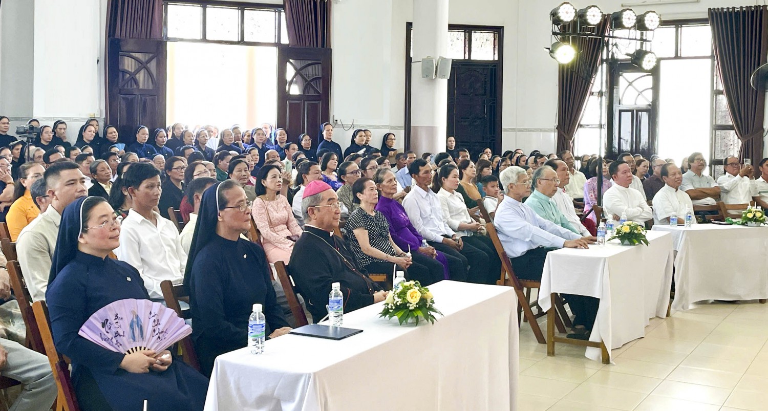 le bob mang hoi dong khiet tam duc me (13)