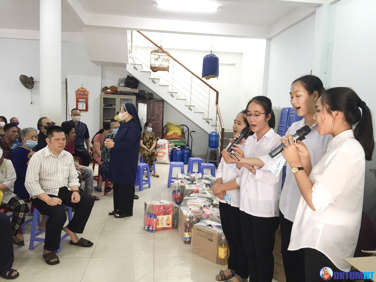 Dòng Khiết Tâm Đức Mẹ tặng quà Tết 2021 Hội Người Mù TP Nha Trang