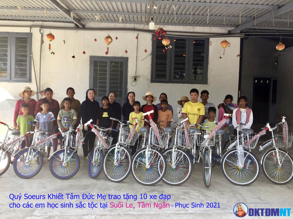 Tặng 40 xe đạp cho học sinh dân tộc nghèo