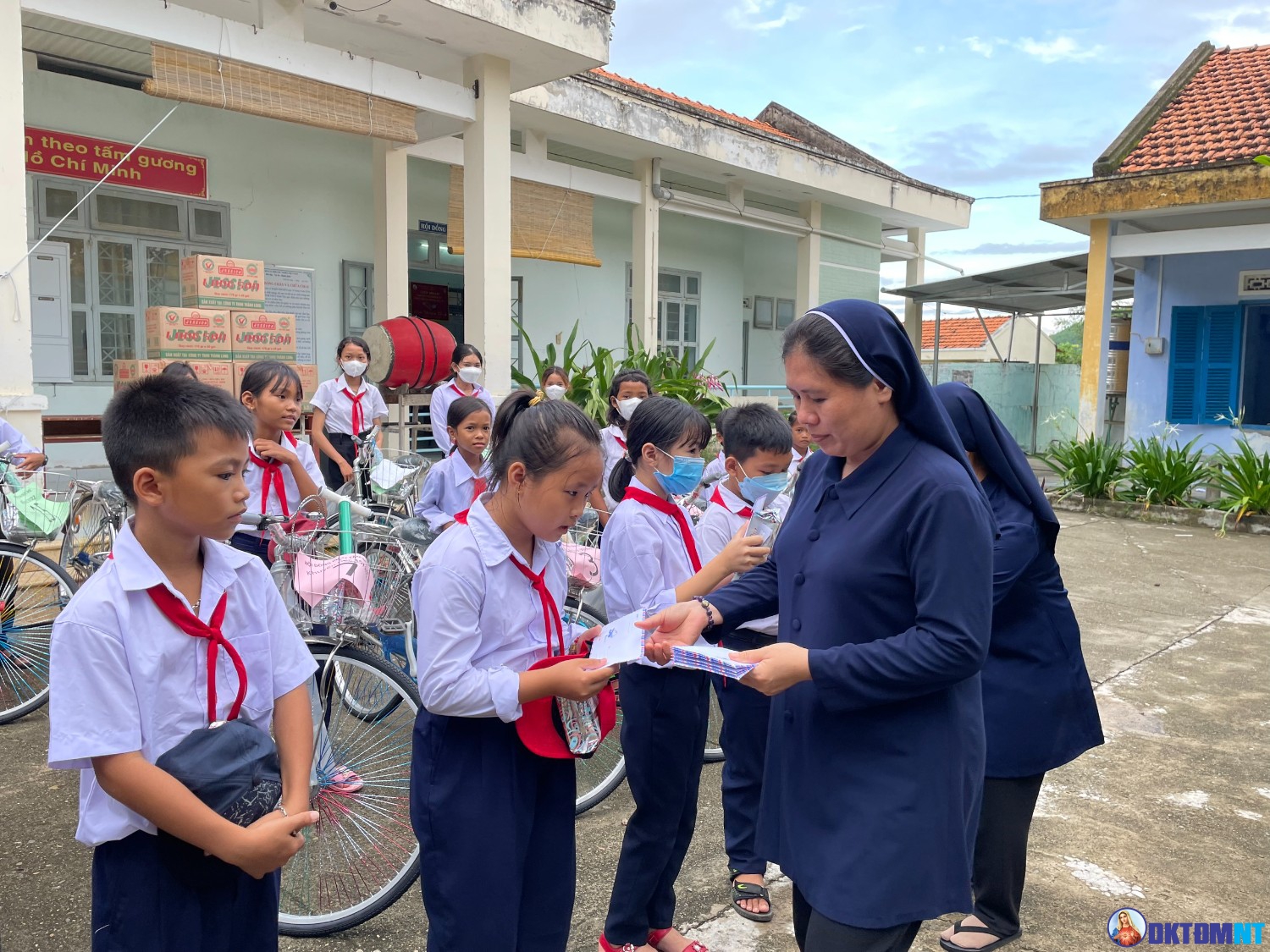 Trao tặng 43 xe đạp học sinh dân tộc Ma Nới và Ninh Tây 9.2022