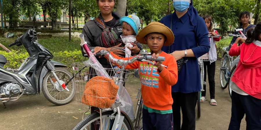 Trao tặng 43 xe đạp học sinh dân tộc Ma Nới và Ninh Tây...
