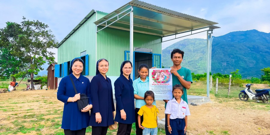 Trao tặng Nhà Hồng Ân cho gia đình Katơr Luyện tại Tầm Ngân...