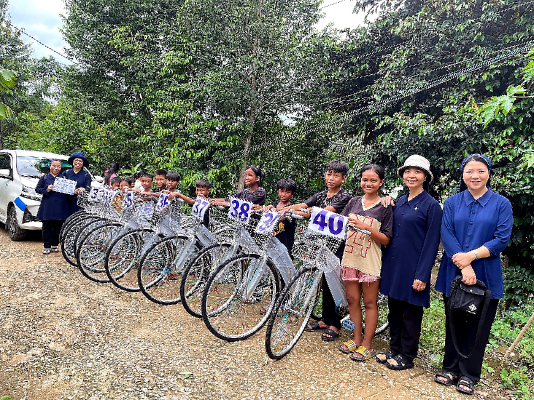 Ban Bác Ái - Hội Dòng Khiết Tâm Đức Mẹ Nha Trang Trao Tặng 20 Xe Đạp Cho Các Học Sinh Có Hoàn Cảnh Khó Khăn Ở Khánh Vĩnh và Cầu Bà