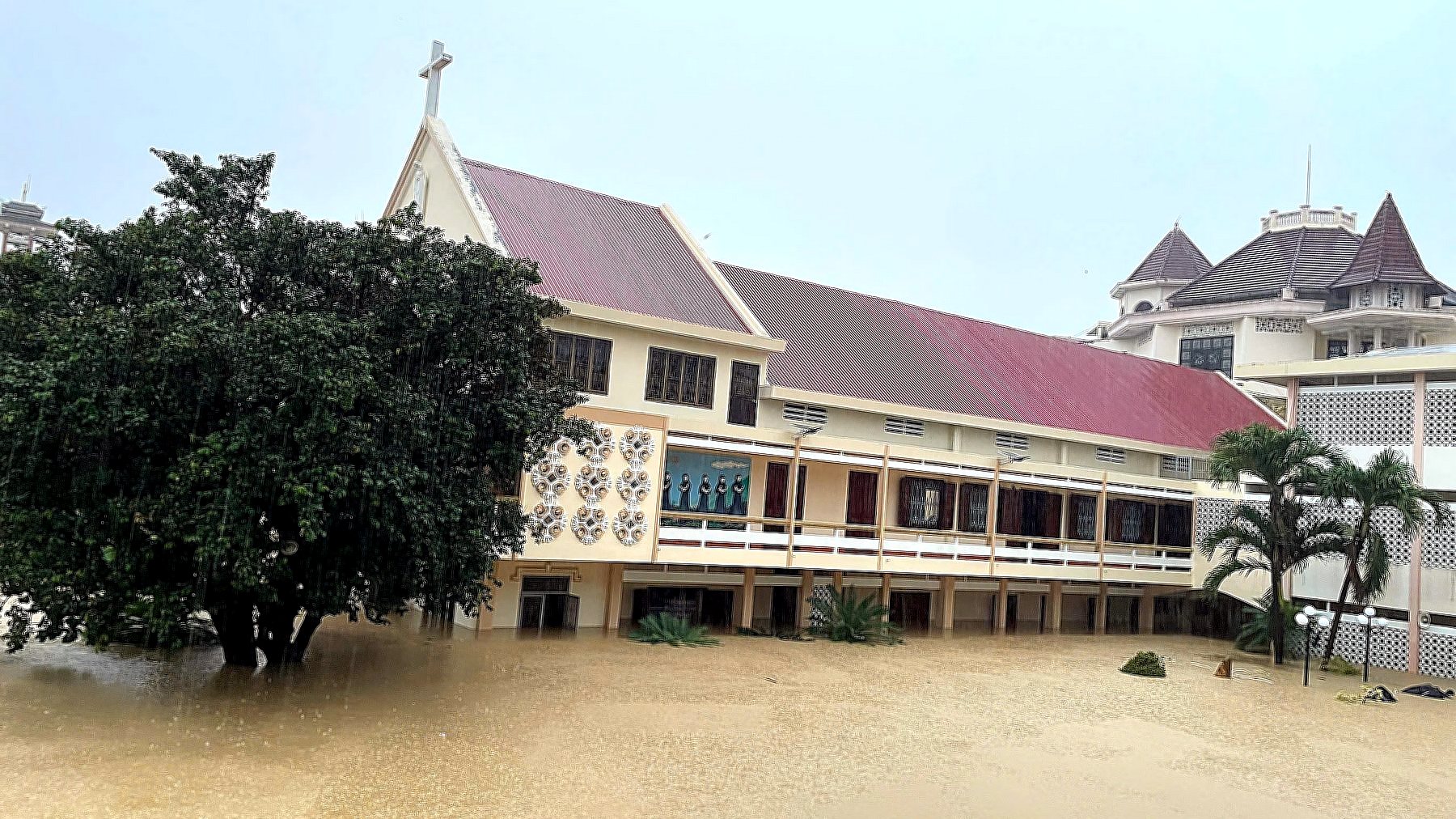 Hội Dòng Khiết Tâm Đức Mẹ Nha Trang  Cùng Thắp Lên Hy Vọng Cho Bà Con Vùng Lũ
