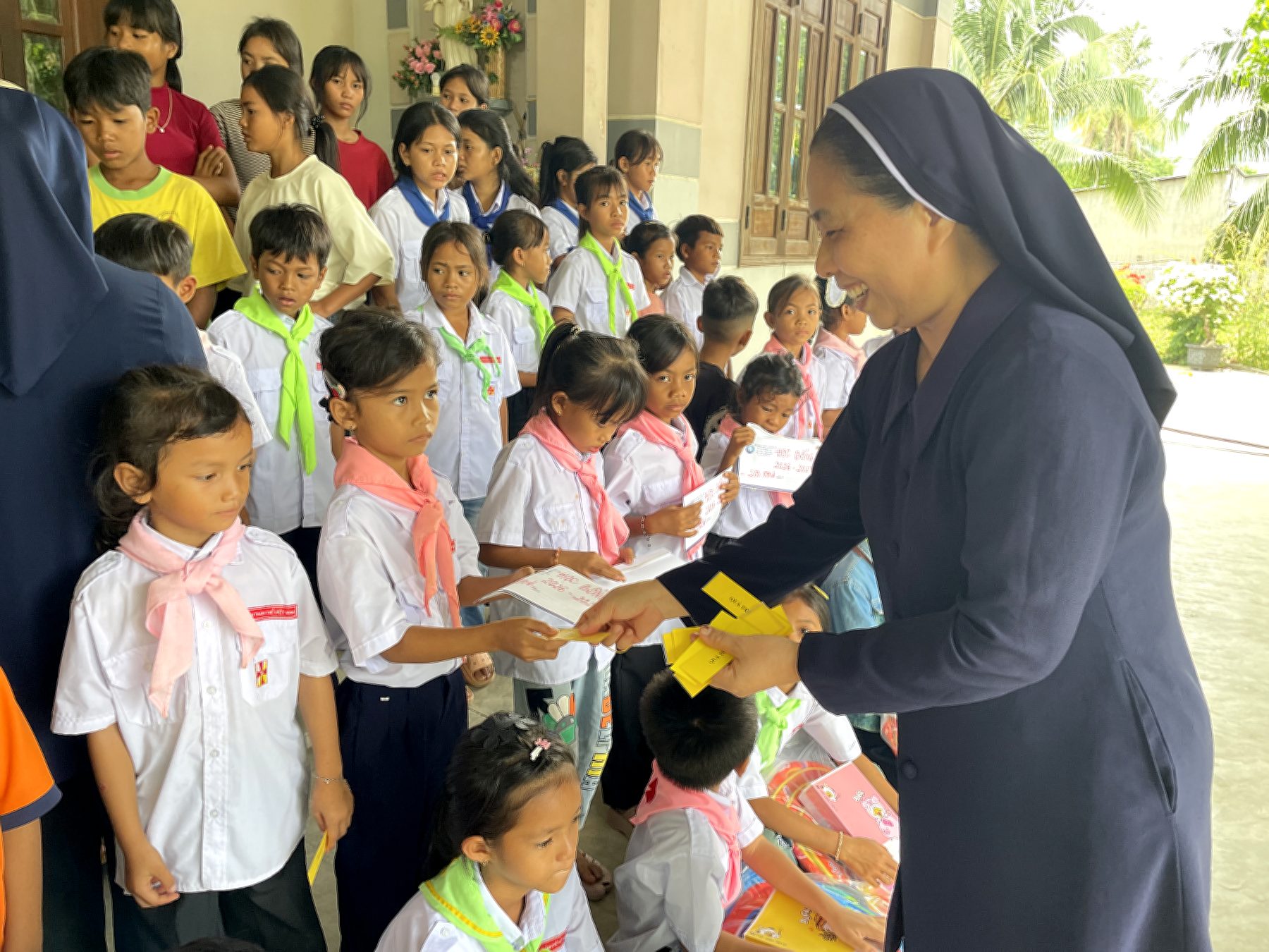 Các Sơ Khiết Tâm Đức Mẹ Trao 50 Học Bổng Cho Học Sinh Dân Tộc Tại Tầm Ngân (7).jpeg