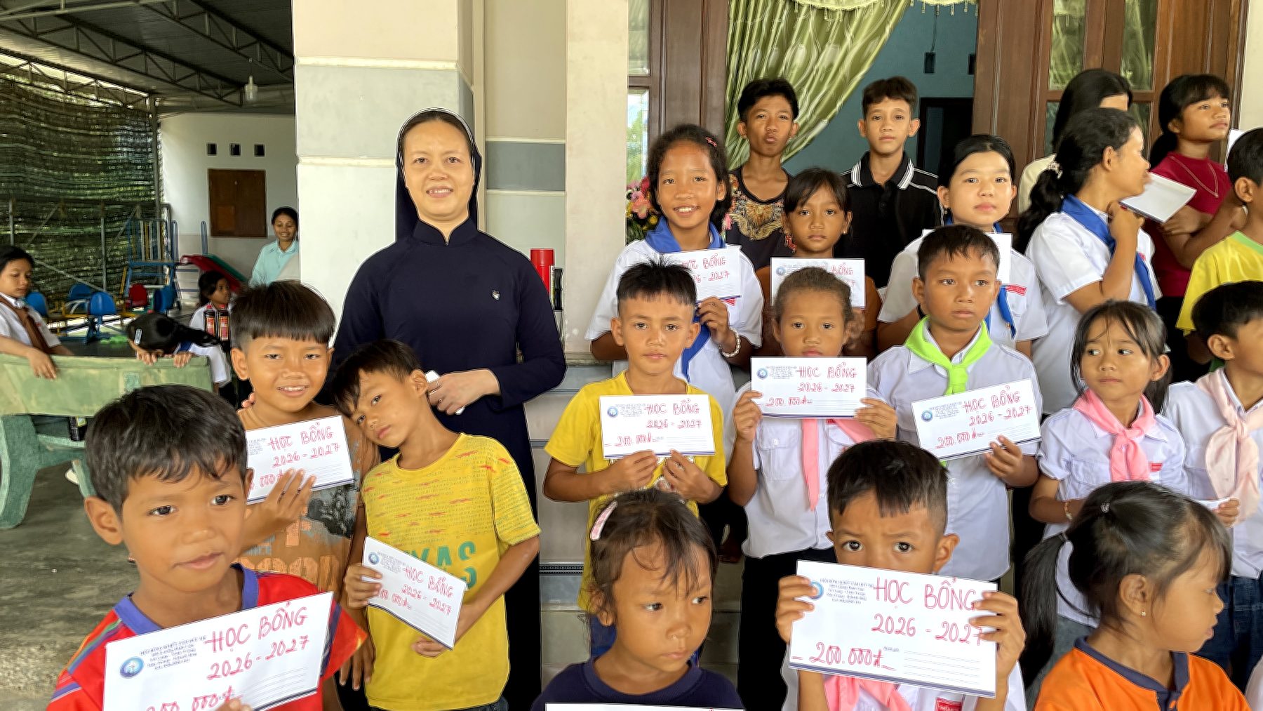 Các Sơ Khiết Tâm Đức Mẹ Trao 50 Học Bổng Cho Học Sinh Dân Tộc Tại Tầm Ngân (4).jpeg